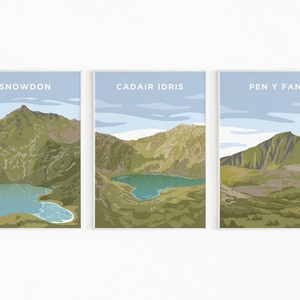 Op de afbeelding: Drie ingelijste illustraties van bergen in Wales. De eerste afbeelding toont Snowdon, de tweede toont Cadair Idris en de derde toont Pen y Fan.