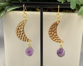 Gold Moon & Amethyst Dangle Orecchini, Cristallo Ametista, Orecchini ametista, Gioielli ametisti, Orecchini di cristallo, Orecchini d'oro, Orecchini lunari