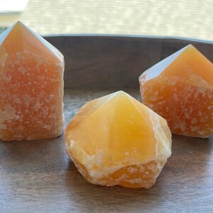 Oranger Calcit Punkt, Halbpolierter Punkt, Kristall, Kristalle, Kristallspitze, Orange Calcit, Calcit, Metaphysical Crystal, Calcit Kristall