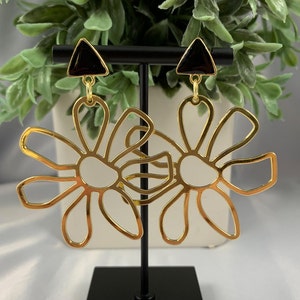 Pendientes de declaración de flores de oro, pendientes de flores, pendientes de declaración, pendientes florales, regalos para ella, regalos para ella, pendiente de oro, flor