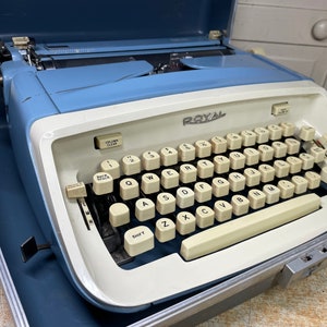 1964 Royal Safari Vintage Portable Typewriter Working w New Ink & Case Baby Blue