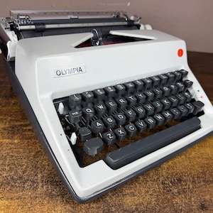 Near Mint! Serviced Cursive/Script 1971 Olympia SM9 Vintage Portable Typewriter