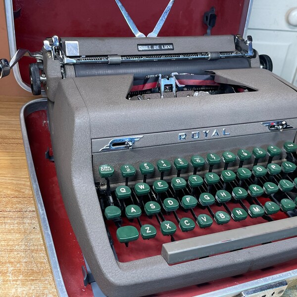 1952 Royal Quiet DeLuxe Vintage Portable Typewriter Working w New Ink & Case