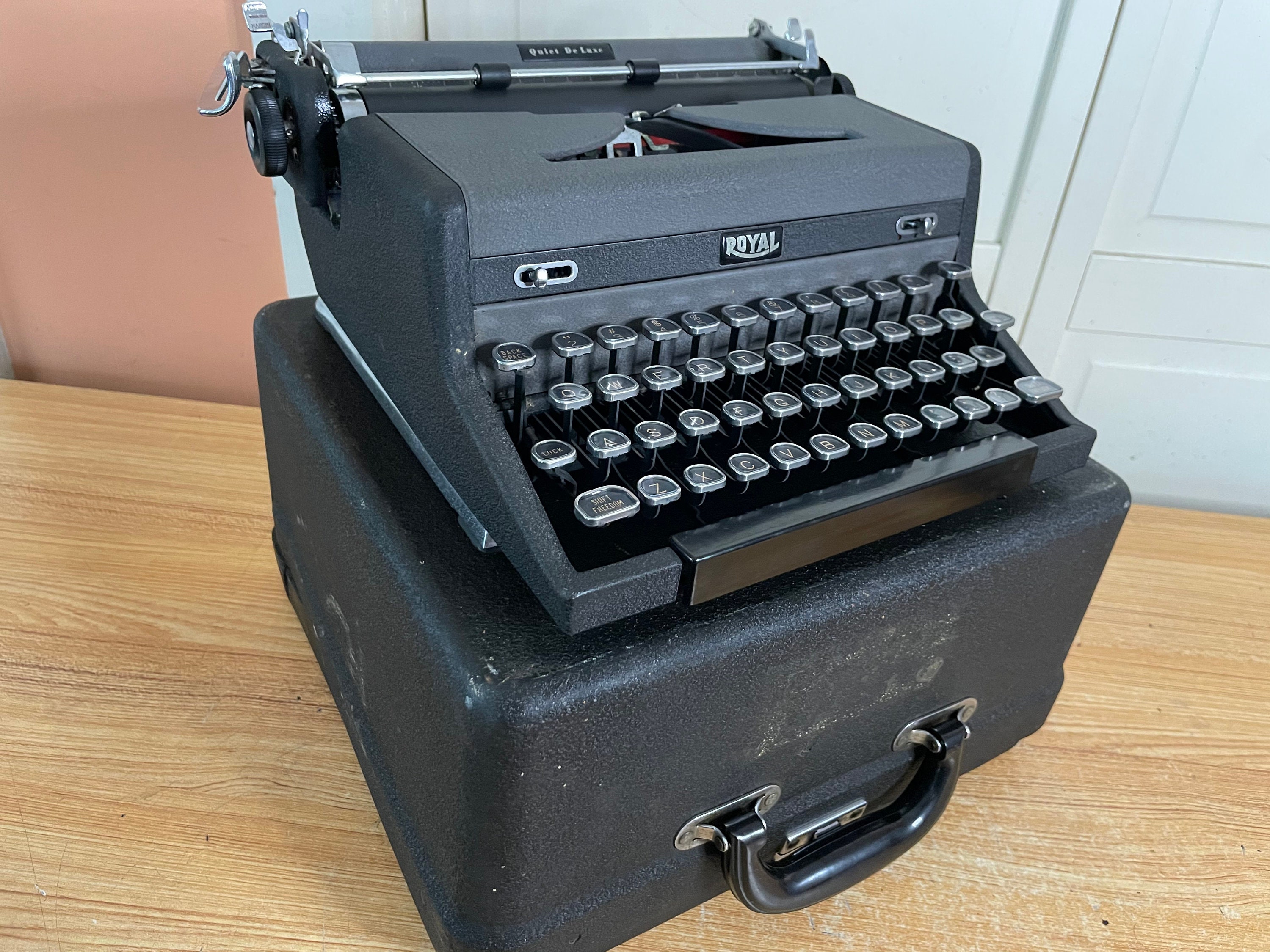 1943 Vintage Royal Quiet De Luxe Portable Typewriter Working
