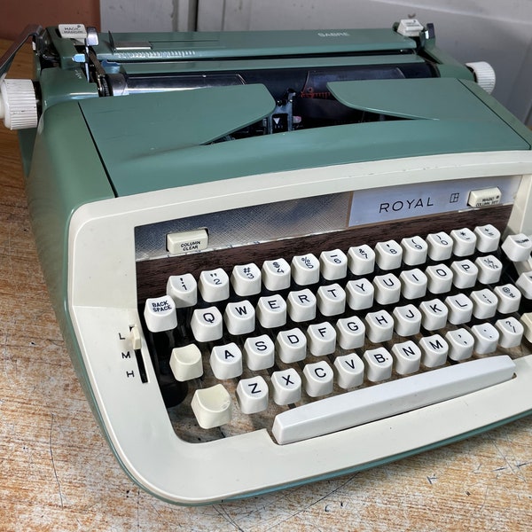 Excellent 1978 Royal Sabre Vintage Portable Typewriter Working w New Ink & Case