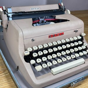 Máquina de escrever portátil "Tan Crinkle" colorida, rara e revisada, Royal Quiet De Luxe de 1957
