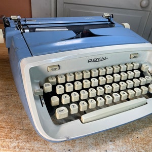 1964 Royal Safari Vintage Portable Typewriter Working w New Ink & Case (Baby Blue)