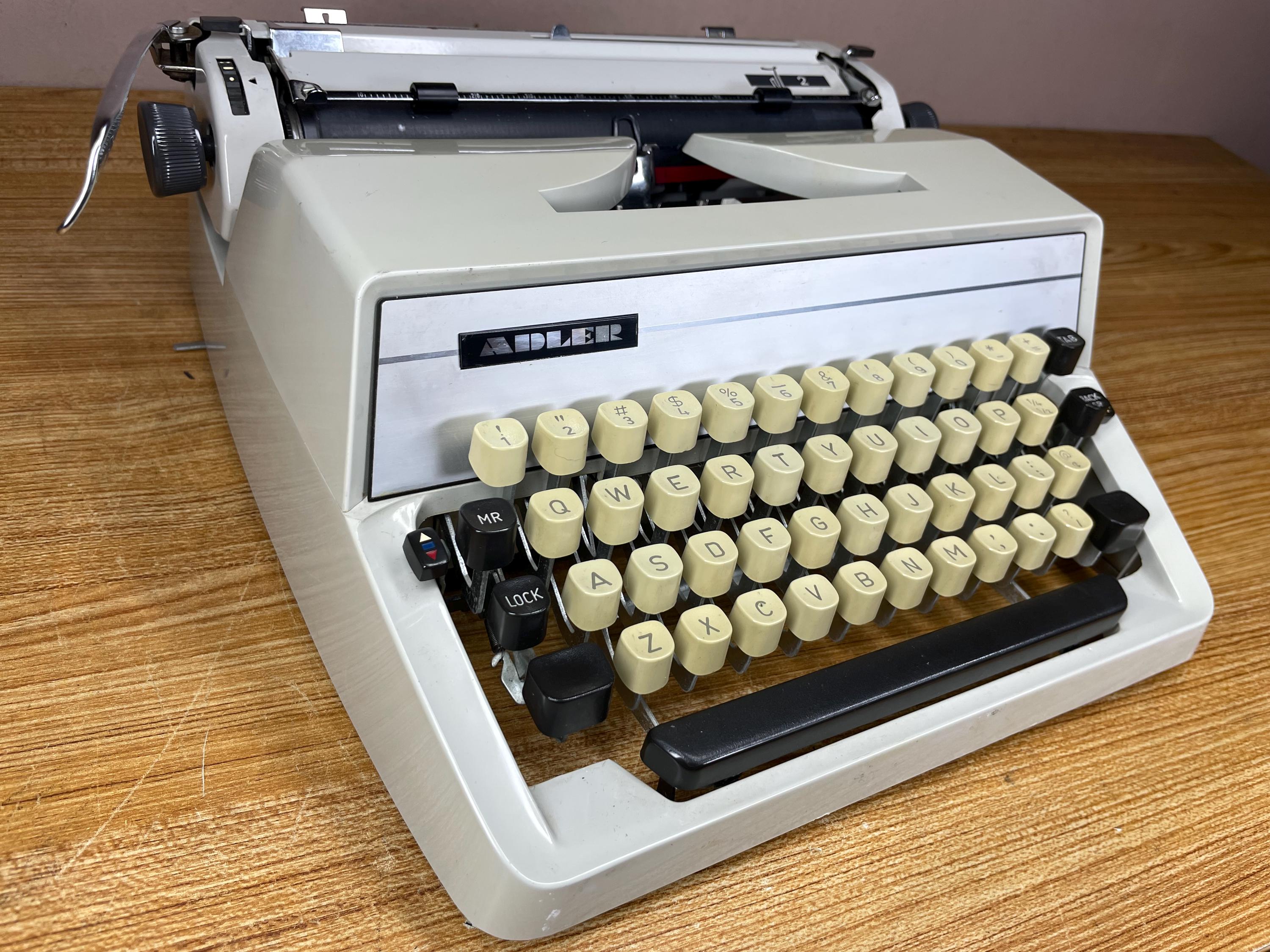 古いタイプライター 素晴らしい！1972年製 Adler J2 整備済み フル機能 ヴィンテージ
