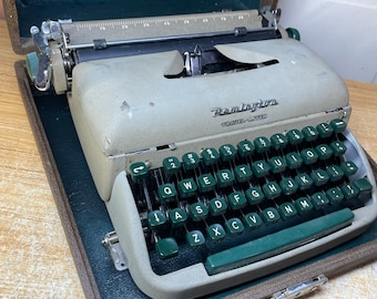 1956 Remington Travel-Riter Machine à écrire portable de travail avec nouveaux symboles mathématiques à l'encre