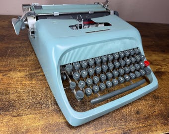 ¡Genial! Máquina de escribir portátil vintage Olivetti Studio 44 Pica de 1962, revisada.