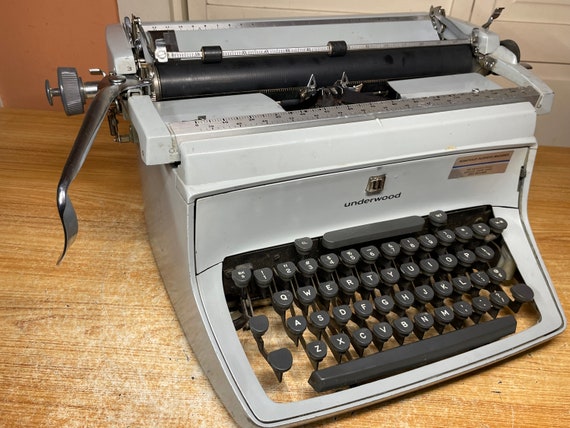 1960 Underwood Touch-master II Vintage Desktop Typewriter Working 