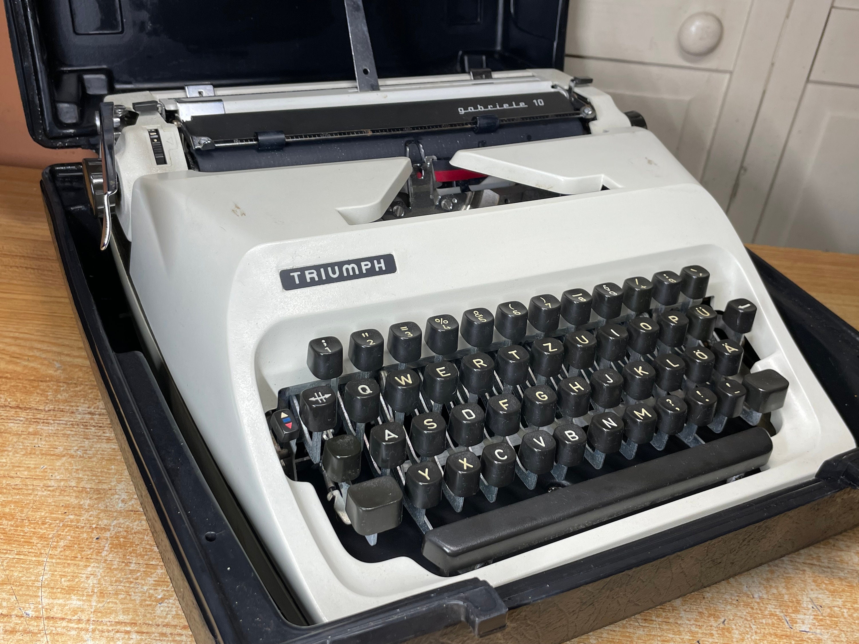 Triumph Gabriele 10 Schreibmaschine Mit deutschen Symbolen & neuer 