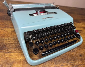 Vintage Olivetti Lettera 41 off White Typewriter - Good Condition