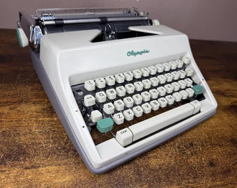 Quasi perfetta! Macchina da scrivere vintage Olympia SM9 del 1964, modello corsivo/script n. 75, revisionata.