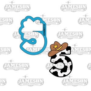 Puede incluir: Dos cortadores de galletas. Uno es un contorno azul del número 5 con la palabra "COWBOY 5" en el lateral. El otro es un número 5 con un sombrero de vaquero marrón y un patrón de vaca en blanco y negro.