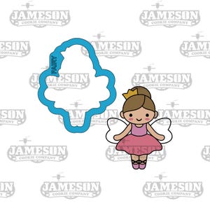 Puede incluir: Un cortador de galletas azul en forma de hada con la palabra "FAIRY" escrita en él. Una hada de dibujos animados con cabello castaño, un vestido rosa y alas blancas se muestra a la derecha del cortador.