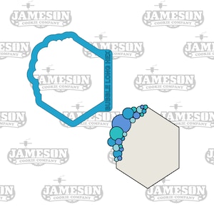 Puede incluir: Cortador de galletas azul en forma de hexágono largo con bordes redondeados. El cortador tiene un borde decorativo de burbujas a lo largo de un lado. El cortador está sobre un fondo blanco con el texto "BUBBLE LONG HEX" escrito verticalmente en el lado del cortador.