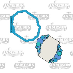 Puede incluir: Dos cortadores de galletas, uno con forma de hexágono largo con esquinas redondeadas y el otro con forma de hexágono con un borde de círculos azules y turquesa. El texto "BUBBLE LONG HEX" está escrito verticalmente en el lado del cortador de galletas de hexágono largo.