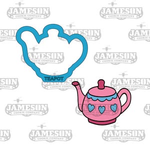 以下が含まれることがあります： 「TEAPOT」と印刷されたティーポットの形をした青いクッキーカッター。クッキーカッターの隣には、青い縁取りとハートがついたピンクのティーポットが描かれています。