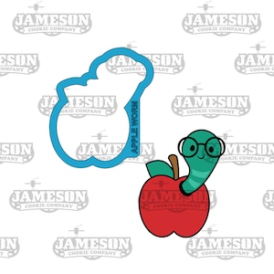 Puede incluir: Un cortador de galletas azul con forma de manzana con un gusano dentro. El gusano lleva gafas y sonríe. La manzana es roja y tiene una hoja verde. El texto "APPLE WORM" está escrito verticalmente en el lado de la manzana.