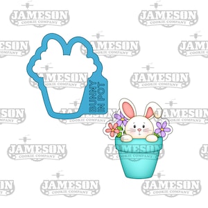 Puede incluir: Un cortador de galletas azul en forma de un conejito en una maceta con las palabras "Bunny in Pot" en el lateral. Un conejito blanco con orejas rosas asoma de una maceta azul con flores rosas, moradas y amarillas.