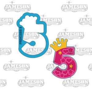 Puede incluir: Un cortador de galletas azul en forma de corona de princesa con el texto "Princess 5" y un cortador de galletas rosa en forma del número 5 con una corona en la parte superior y corazones y estrellas en el interior.