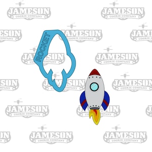 Puede incluir: Un cortador de galletas azul con forma de cohete con la palabra "ROCKET" escrita verticalmente en el lateral. También se muestra un cohete de dibujos animados con la nariz roja, rayas azules y rojas, una ventana redonda y una llama amarilla.