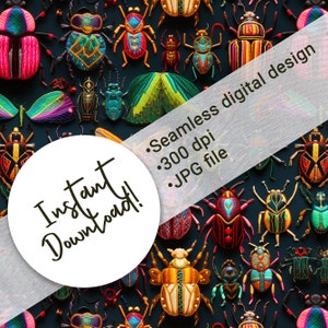 Puede incluir: Un diseño digital sin costuras con un patrón repetitivo de insectos bordados coloridos sobre un fondo azul oscuro. El diseño es de 300 dpi y en formato JPG. El texto "Descarga instantánea!" está en un círculo blanco.