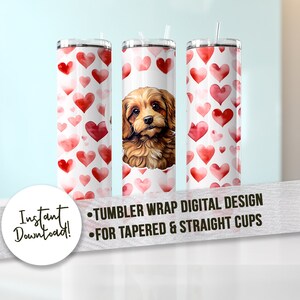 Puede incluir: Tres vasos de acero inoxidable con fondos blancos. Dos vasos están cubiertos de corazones rojos de acuarela. El vaso central presenta una ilustración de acuarela de un perro marrón y canela. Cada vaso tiene una tapa plateada y una pajita transparente.