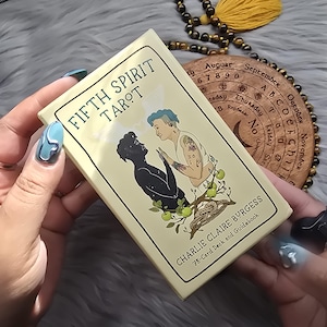 Tarot del Quinto Espíritu de Charlie Claire Burgess, baraja de 78 cartas con guía complementaria y caja original - USADO