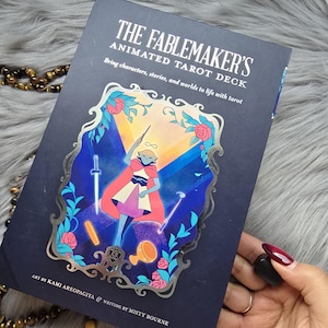 Baraja de tarot animada del creador de fábulas de Kami Areopagita, baraja de tarot de 78 cartas con guía complementaria y caja - USADA