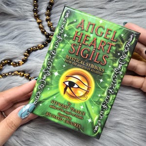 Sigilos de Corazón de Ángel: Símbolos Místicos de Los Ángeles de la Atlántida, de Stewart Pearce. Baraja de 44 cartas con guía y caja - USADO
