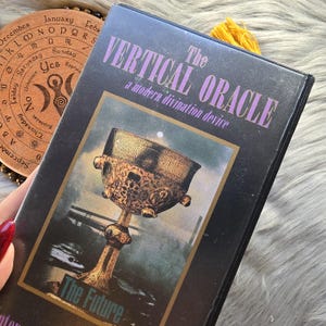 The Vertical Oracle Um dispositivo de adivinhação moderno por Antero Alli Sylvie Pickering, baralho de 52 cartas com guia complementar e estojo de plástico - USADO