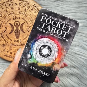 The Wild Unknown Pocket Tarot van Kim Krans, tarotdeck van 78 kaarten met bijbehorende gids en blik - GEBRUIKT