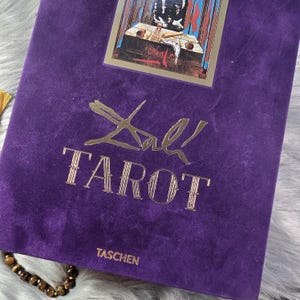 Tarot Dalí de Taschen, baraja de tarot de 78 cartas con guía complementaria y caja - USADO