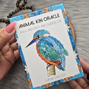 Animal Kin Oracle de Sarah Wilder, baralho de 65 cartas com guia complementar e caixa original - USADO
