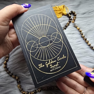 El Tarot del Círculo Dorado de Beth Martini, baraja de tarot de 78 cartas con guía complementaria y caja - USADO