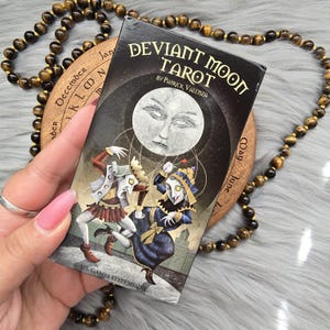 Deviant Moon Tarot van Patrick Valenza, tarotdeck van 78 kaarten met wit boekje en doos - GEBRUIKT