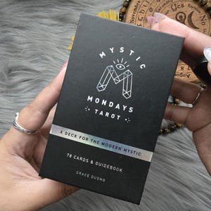 Tarô Mystic Mondays de Grace Duong, baralho de tarô de 78 cartas com guia e caixa - USADO