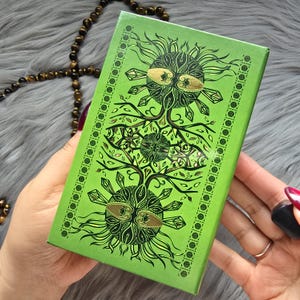 78 Tarot Ecological A Global Art Collaboration door Trish Sullivan, tarotdeck van 78 kaarten met begeleidende gids en doos - GEBRUIKT