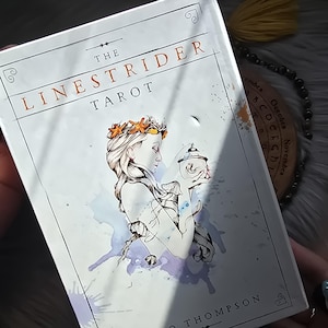 El Tarot Linestrider de Siolo Thompson, baraja de tarot de 78 cartas con guía complementaria y caja - USADO