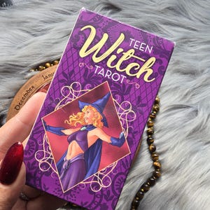 Tarot de la Bruja Adolescente de Laura Tuan Antonella Platano, baraja de tarot de 78 cartas con pequeño libro blanco y caja - USADO