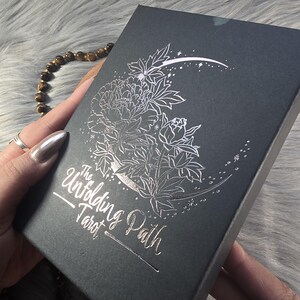 The Unfolding Path Tarot, mazzo di tarocchi da 78 carte con guida e scatola di accompagnamento - USATO
