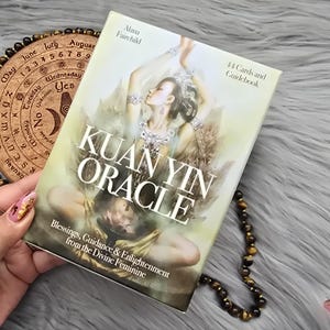 Oráculo de Kuan Yin de Alana Fairchild, baraja de 44 cartas con guía complementaria y caja original - USADO