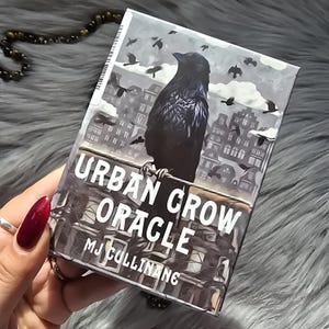 Urban Crow Oracle por MJ Cullinane, baralho de 54 cartas com guia complementar e caixa original - USADO