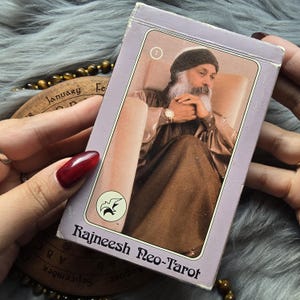 Rajneesh Neo-Tarot por Bhagwan Shree Rajneesh, baralho de tarô de 60 cartas com guia complementar e caixa original - USADO