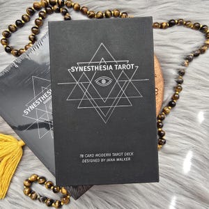 Synesthesia Tarot van Jana Walker, tarotdeck van 78 kaarten met begeleidende gids en doos - GEBRUIKT