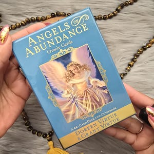 Angels Of Abundance Oracle Cards por Doreen Virtue e Grant Virtue, baralho de 44 cartas com guia complementar e caixa original - USADO
