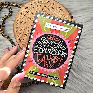 The Gentle Thrills Tarot de Isa Beniston, baralho de tarô de 78 cartas com guia e caixa - USADO