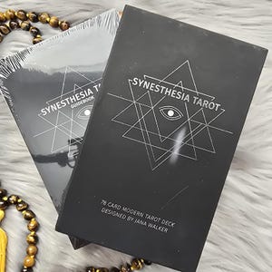 Synesthesia Tarot van Jana Walker, tarotdeck van 78 kaarten met begeleidende gids en doos - GEBRUIKT